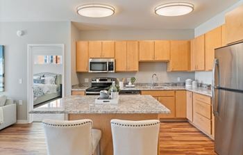 Fully equipped eat-in kitchen
